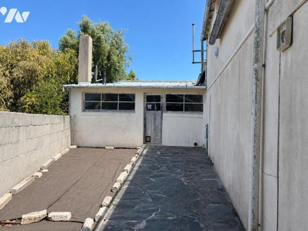 Authentique maison en pierre avec beau terrain et potentiel d'évolution - À 400 m de la plage 