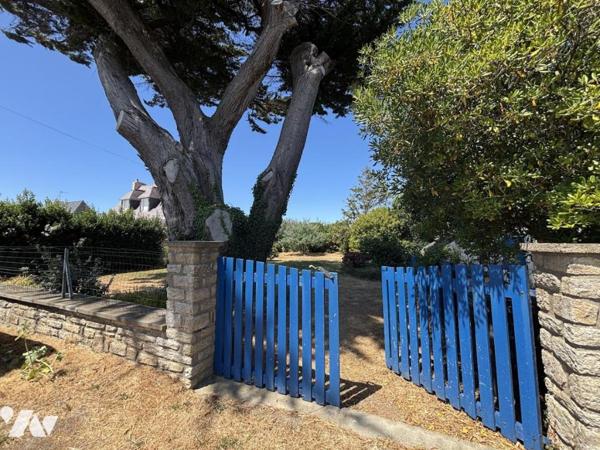 Authentique maison en pierre avec beau terrain et potentiel d'évolution - À 400 m de la plage 