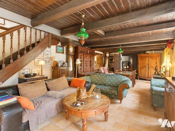 Authentique maison en pierre avec beau terrain et potentiel d'évolution - À 400 m de la plage 