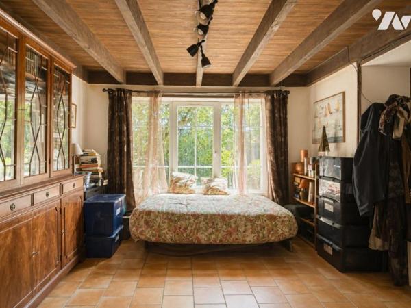 Authentique maison en pierre avec beau terrain et potentiel d'évolution - À 400 m de la plage 