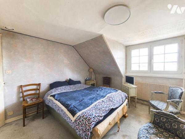 Authentique maison en pierre avec beau terrain et potentiel d'évolution - À 400 m de la plage 