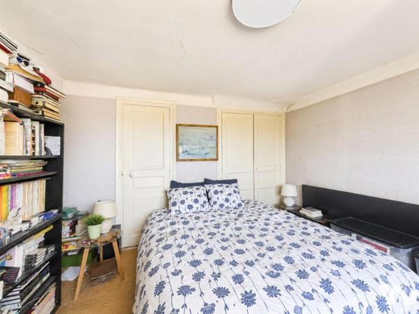Authentique maison en pierre avec beau terrain et potentiel d'évolution - À 400 m de la plage 
