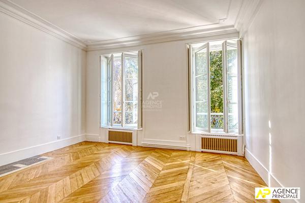 Versailles Notre-Dame Appartement 5 pièces 128m² situé au 2ème étage d'un hôtel Particulier avec cave et possibilité de stationnement €1 190 000 ** - Référence 25768