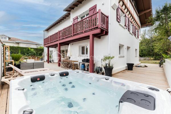 À Biarritz, à seulement quelques minutes des commerces, de la gare et de l'accès à l'autoroute, découvrez cette superbe villa entièrement rénovée avec des matériaux de grande qualité, où chaque détail a été pensé pour offrir confort, élégance et fonctionnalité.
Dès l'entrée, les volumes généreux et la luminosité séduisent immédiatement. Le rez-de-chaussée s'organise autour d'un vaste séjour traversant, baigné de lumière, ouvrant d'un côté sur une agréable terrasse agrémentée d'un jacuzzi et, de l'autre, sur un magnifique jardin préservé des regards.
La cuisine, aménagée et équipée, communique harmonieusement avec la pièce de vie. Ce niveau comprend également un cellier, des toilettes indépendantes ainsi qu'une somptueuse suite parentale disposant d'un vaste dressing et d'une salle d’eau avec toilettes.
À l'étage, l'espace nuit accueille un autre salon,  quatre belles chambres, deux bénéficient d'une salle d'eau et toilettes, les deux autres d’une salle de bain complète avec douche et baignoire et un toilette indépendant .
Vous y trouverez également une salle de sport, offrant un confort idéal pour une famille ou pour recevoir.
À l'extérieur, vous trouverez d'un côté de la maison une splendide terrasse avec jacuzzi et de l'autre côté un jardin à l'abri des regards. 
Piscinable, il offre un beau potentiel d'aménagement. 
Un abri de jardin et une place de stationnement privative complètent les prestations de cette propriété.
Les atouts :
* Excellente performance énergétique (DPE A) .`
* Climatisation gainable invisible  offrant un confort thermique homogène 
* Rénovation complète avec des matériaux de qualité.
* Menuiseries en aluminium à double vitrage.
* Splendide Jaccuzzi 
* Environnement à proximité immédiate des commerces et commodités, de la gare de Biarritz  et de l'accès à l'autoroute (moins de 5 minutes).

Une propriété rare sur le marché, alliant prestations contemporaines, confort de vie et emplacement stratégique aux portes du centre de Biarritz.
Je suis à votre entière disposition pour de plus amples informations et vous faire découvrir cette splendide propriété .
