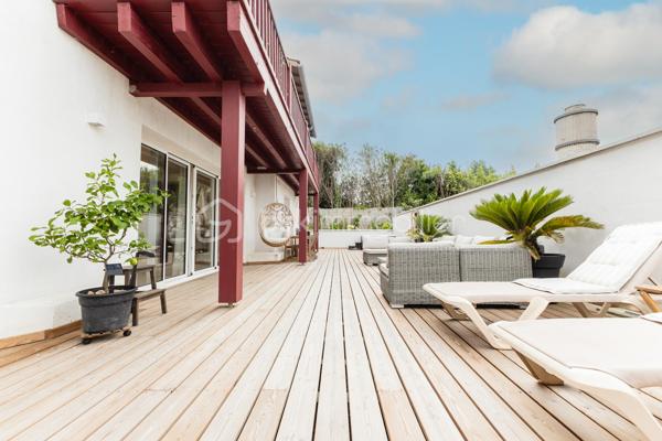 À Biarritz, à seulement quelques minutes des commerces, de la gare et de l'accès à l'autoroute, découvrez cette superbe villa entièrement rénovée avec des matériaux de grande qualité, où chaque détail a été pensé pour offrir confort, élégance et fonctionnalité.
Dès l'entrée, les volumes généreux et la luminosité séduisent immédiatement. Le rez-de-chaussée s'organise autour d'un vaste séjour traversant, baigné de lumière, ouvrant d'un côté sur une agréable terrasse agrémentée d'un jacuzzi et, de l'autre, sur un magnifique jardin préservé des regards.
La cuisine, aménagée et équipée, communique harmonieusement avec la pièce de vie. Ce niveau comprend également un cellier, des toilettes indépendantes ainsi qu'une somptueuse suite parentale disposant d'un vaste dressing et d'une salle d’eau avec toilettes.
À l'étage, l'espace nuit accueille un autre salon,  quatre belles chambres, deux bénéficient d'une salle d'eau et toilettes, les deux autres d’une salle de bain complète avec douche et baignoire et un toilette indépendant .
Vous y trouverez également une salle de sport, offrant un confort idéal pour une famille ou pour recevoir.
À l'extérieur, vous trouverez d'un côté de la maison une splendide terrasse avec jacuzzi et de l'autre côté un jardin à l'abri des regards. 
Piscinable, il offre un beau potentiel d'aménagement. 
Un abri de jardin et une place de stationnement privative complètent les prestations de cette propriété.
Les atouts :
* Excellente performance énergétique (DPE A) .`
* Climatisation gainable invisible  offrant un confort thermique homogène 
* Rénovation complète avec des matériaux de qualité.
* Menuiseries en aluminium à double vitrage.
* Splendide Jaccuzzi 
* Environnement à proximité immédiate des commerces et commodités, de la gare de Biarritz  et de l'accès à l'autoroute (moins de 5 minutes).

Une propriété rare sur le marché, alliant prestations contemporaines, confort de vie et emplacement stratégique aux portes du centre de Biarritz.
Je suis à votre entière disposition pour de plus amples informations et vous faire découvrir cette splendide propriété .