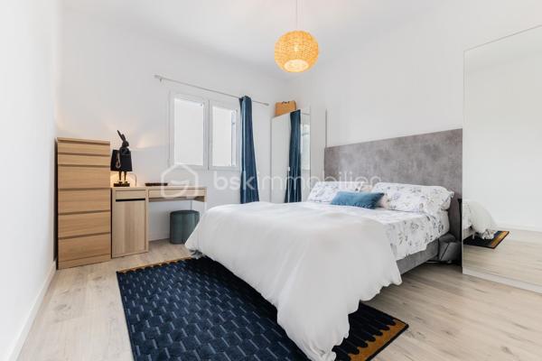 À Biarritz, à seulement quelques minutes des commerces, de la gare et de l'accès à l'autoroute, découvrez cette superbe villa entièrement rénovée avec des matériaux de grande qualité, où chaque détail a été pensé pour offrir confort, élégance et fonctionnalité.
Dès l'entrée, les volumes généreux et la luminosité séduisent immédiatement. Le rez-de-chaussée s'organise autour d'un vaste séjour traversant, baigné de lumière, ouvrant d'un côté sur une agréable terrasse agrémentée d'un jacuzzi et, de l'autre, sur un magnifique jardin préservé des regards.
La cuisine, aménagée et équipée, communique harmonieusement avec la pièce de vie. Ce niveau comprend également un cellier, des toilettes indépendantes ainsi qu'une somptueuse suite parentale disposant d'un vaste dressing et d'une salle d’eau avec toilettes.
À l'étage, l'espace nuit accueille un autre salon,  quatre belles chambres, deux bénéficient d'une salle d'eau et toilettes, les deux autres d’une salle de bain complète avec douche et baignoire et un toilette indépendant .
Vous y trouverez également une salle de sport, offrant un confort idéal pour une famille ou pour recevoir.
À l'extérieur, vous trouverez d'un côté de la maison une splendide terrasse avec jacuzzi et de l'autre côté un jardin à l'abri des regards. 
Piscinable, il offre un beau potentiel d'aménagement. 
Un abri de jardin et une place de stationnement privative complètent les prestations de cette propriété.
Les atouts :
* Excellente performance énergétique (DPE A) .`
* Climatisation gainable invisible  offrant un confort thermique homogène 
* Rénovation complète avec des matériaux de qualité.
* Menuiseries en aluminium à double vitrage.
* Splendide Jaccuzzi 
* Environnement à proximité immédiate des commerces et commodités, de la gare de Biarritz  et de l'accès à l'autoroute (moins de 5 minutes).

Une propriété rare sur le marché, alliant prestations contemporaines, confort de vie et emplacement stratégique aux portes du centre de Biarritz.
Je suis à votre entière disposition pour de plus amples informations et vous faire découvrir cette splendide propriété .