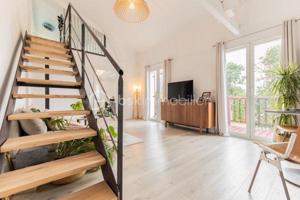 À Biarritz, à seulement quelques minutes des commerces, de la gare et de l'accès à l'autoroute, découvrez cette superbe villa entièrement rénovée avec des matériaux de grande qualité, où chaque détail a été pensé pour offrir confort, élégance et fonctionnalité.
Dès l'entrée, les volumes généreux et la luminosité séduisent immédiatement. Le rez-de-chaussée s'organise autour d'un vaste séjour traversant, baigné de lumière, ouvrant d'un côté sur une agréable terrasse agrémentée d'un jacuzzi et, de l'autre, sur un magnifique jardin préservé des regards.
La cuisine, aménagée et équipée, communique harmonieusement avec la pièce de vie. Ce niveau comprend également un cellier, des toilettes indépendantes ainsi qu'une somptueuse suite parentale disposant d'un vaste dressing et d'une salle d’eau avec toilettes.
À l'étage, l'espace nuit accueille un autre salon,  quatre belles chambres, deux bénéficient d'une salle d'eau et toilettes, les deux autres d’une salle de bain complète avec douche et baignoire et un toilette indépendant .
Vous y trouverez également une salle de sport, offrant un confort idéal pour une famille ou pour recevoir.
À l'extérieur, vous trouverez d'un côté de la maison une splendide terrasse avec jacuzzi et de l'autre côté un jardin à l'abri des regards. 
Piscinable, il offre un beau potentiel d'aménagement. 
Un abri de jardin et une place de stationnement privative complètent les prestations de cette propriété.
Les atouts :
* Excellente performance énergétique (DPE A) .`
* Climatisation gainable invisible  offrant un confort thermique homogène 
* Rénovation complète avec des matériaux de qualité.
* Menuiseries en aluminium à double vitrage.
* Splendide Jaccuzzi 
* Environnement à proximité immédiate des commerces et commodités, de la gare de Biarritz  et de l'accès à l'autoroute (moins de 5 minutes).

Une propriété rare sur le marché, alliant prestations contemporaines, confort de vie et emplacement stratégique aux portes du centre de Biarritz.
Je suis à votre entière disposition pour de plus amples informations et vous faire découvrir cette splendide propriété .
