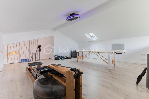 À Biarritz, à seulement quelques minutes des commerces, de la gare et de l'accès à l'autoroute, découvrez cette superbe villa entièrement rénovée avec des matériaux de grande qualité, où chaque détail a été pensé pour offrir confort, élégance et fonctionnalité.
Dès l'entrée, les volumes généreux et la luminosité séduisent immédiatement. Le rez-de-chaussée s'organise autour d'un vaste séjour traversant, baigné de lumière, ouvrant d'un côté sur une agréable terrasse agrémentée d'un jacuzzi et, de l'autre, sur un magnifique jardin préservé des regards.
La cuisine, aménagée et équipée, communique harmonieusement avec la pièce de vie. Ce niveau comprend également un cellier, des toilettes indépendantes ainsi qu'une somptueuse suite parentale disposant d'un vaste dressing et d'une salle d’eau avec toilettes.
À l'étage, l'espace nuit accueille un autre salon,  quatre belles chambres, deux bénéficient d'une salle d'eau et toilettes, les deux autres d’une salle de bain complète avec douche et baignoire et un toilette indépendant .
Vous y trouverez également une salle de sport, offrant un confort idéal pour une famille ou pour recevoir.
À l'extérieur, vous trouverez d'un côté de la maison une splendide terrasse avec jacuzzi et de l'autre côté un jardin à l'abri des regards. 
Piscinable, il offre un beau potentiel d'aménagement. 
Un abri de jardin et une place de stationnement privative complètent les prestations de cette propriété.
Les atouts :
* Excellente performance énergétique (DPE A) .`
* Climatisation gainable invisible  offrant un confort thermique homogène 
* Rénovation complète avec des matériaux de qualité.
* Menuiseries en aluminium à double vitrage.
* Splendide Jaccuzzi 
* Environnement à proximité immédiate des commerces et commodités, de la gare de Biarritz  et de l'accès à l'autoroute (moins de 5 minutes).

Une propriété rare sur le marché, alliant prestations contemporaines, confort de vie et emplacement stratégique aux portes du centre de Biarritz.
Je suis à votre entière disposition pour de plus amples informations et vous faire découvrir cette splendide propriété .