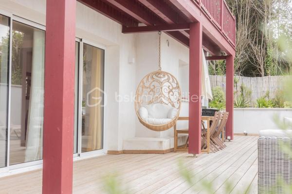 À Biarritz, à seulement quelques minutes des commerces, de la gare et de l'accès à l'autoroute, découvrez cette superbe villa entièrement rénovée avec des matériaux de grande qualité, où chaque détail a été pensé pour offrir confort, élégance et fonctionnalité.
Dès l'entrée, les volumes généreux et la luminosité séduisent immédiatement. Le rez-de-chaussée s'organise autour d'un vaste séjour traversant, baigné de lumière, ouvrant d'un côté sur une agréable terrasse agrémentée d'un jacuzzi et, de l'autre, sur un magnifique jardin préservé des regards.
La cuisine, aménagée et équipée, communique harmonieusement avec la pièce de vie. Ce niveau comprend également un cellier, des toilettes indépendantes ainsi qu'une somptueuse suite parentale disposant d'un vaste dressing et d'une salle d’eau avec toilettes.
À l'étage, l'espace nuit accueille un autre salon,  quatre belles chambres, deux bénéficient d'une salle d'eau et toilettes, les deux autres d’une salle de bain complète avec douche et baignoire et un toilette indépendant .
Vous y trouverez également une salle de sport, offrant un confort idéal pour une famille ou pour recevoir.
À l'extérieur, vous trouverez d'un côté de la maison une splendide terrasse avec jacuzzi et de l'autre côté un jardin à l'abri des regards. 
Piscinable, il offre un beau potentiel d'aménagement. 
Un abri de jardin et une place de stationnement privative complètent les prestations de cette propriété.
Les atouts :
* Excellente performance énergétique (DPE A) .`
* Climatisation gainable invisible  offrant un confort thermique homogène 
* Rénovation complète avec des matériaux de qualité.
* Menuiseries en aluminium à double vitrage.
* Splendide Jaccuzzi 
* Environnement à proximité immédiate des commerces et commodités, de la gare de Biarritz  et de l'accès à l'autoroute (moins de 5 minutes).

Une propriété rare sur le marché, alliant prestations contemporaines, confort de vie et emplacement stratégique aux portes du centre de Biarritz.
Je suis à votre entière disposition pour de plus amples informations et vous faire découvrir cette splendide propriété .