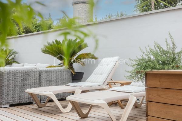 À Biarritz, à seulement quelques minutes des commerces, de la gare et de l'accès à l'autoroute, découvrez cette superbe villa entièrement rénovée avec des matériaux de grande qualité, où chaque détail a été pensé pour offrir confort, élégance et fonctionnalité.
Dès l'entrée, les volumes généreux et la luminosité séduisent immédiatement. Le rez-de-chaussée s'organise autour d'un vaste séjour traversant, baigné de lumière, ouvrant d'un côté sur une agréable terrasse agrémentée d'un jacuzzi et, de l'autre, sur un magnifique jardin préservé des regards.
La cuisine, aménagée et équipée, communique harmonieusement avec la pièce de vie. Ce niveau comprend également un cellier, des toilettes indépendantes ainsi qu'une somptueuse suite parentale disposant d'un vaste dressing et d'une salle d’eau avec toilettes.
À l'étage, l'espace nuit accueille un autre salon,  quatre belles chambres, deux bénéficient d'une salle d'eau et toilettes, les deux autres d’une salle de bain complète avec douche et baignoire et un toilette indépendant .
Vous y trouverez également une salle de sport, offrant un confort idéal pour une famille ou pour recevoir.
À l'extérieur, vous trouverez d'un côté de la maison une splendide terrasse avec jacuzzi et de l'autre côté un jardin à l'abri des regards. 
Piscinable, il offre un beau potentiel d'aménagement. 
Un abri de jardin et une place de stationnement privative complètent les prestations de cette propriété.
Les atouts :
* Excellente performance énergétique (DPE A) .`
* Climatisation gainable invisible  offrant un confort thermique homogène 
* Rénovation complète avec des matériaux de qualité.
* Menuiseries en aluminium à double vitrage.
* Splendide Jaccuzzi 
* Environnement à proximité immédiate des commerces et commodités, de la gare de Biarritz  et de l'accès à l'autoroute (moins de 5 minutes).

Une propriété rare sur le marché, alliant prestations contemporaines, confort de vie et emplacement stratégique aux portes du centre de Biarritz.
Je suis à votre entière disposition pour de plus amples informations et vous faire découvrir cette splendide propriété .
