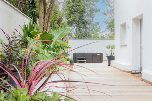 À Biarritz, à seulement quelques minutes des commerces, de la gare et de l'accès à l'autoroute, découvrez cette superbe villa entièrement rénovée avec des matériaux de grande qualité, où chaque détail a été pensé pour offrir confort, élégance et fonctionnalité.
Dès l'entrée, les volumes généreux et la luminosité séduisent immédiatement. Le rez-de-chaussée s'organise autour d'un vaste séjour traversant, baigné de lumière, ouvrant d'un côté sur une agréable terrasse agrémentée d'un jacuzzi et, de l'autre, sur un magnifique jardin préservé des regards.
La cuisine, aménagée et équipée, communique harmonieusement avec la pièce de vie. Ce niveau comprend également un cellier, des toilettes indépendantes ainsi qu'une somptueuse suite parentale disposant d'un vaste dressing et d'une salle d’eau avec toilettes.
À l'étage, l'espace nuit accueille un autre salon,  quatre belles chambres, deux bénéficient d'une salle d'eau et toilettes, les deux autres d’une salle de bain complète avec douche et baignoire et un toilette indépendant .
Vous y trouverez également une salle de sport, offrant un confort idéal pour une famille ou pour recevoir.
À l'extérieur, vous trouverez d'un côté de la maison une splendide terrasse avec jacuzzi et de l'autre côté un jardin à l'abri des regards. 
Piscinable, il offre un beau potentiel d'aménagement. 
Un abri de jardin et une place de stationnement privative complètent les prestations de cette propriété.
Les atouts :
* Excellente performance énergétique (DPE A) .`
* Climatisation gainable invisible  offrant un confort thermique homogène 
* Rénovation complète avec des matériaux de qualité.
* Menuiseries en aluminium à double vitrage.
* Splendide Jaccuzzi 
* Environnement à proximité immédiate des commerces et commodités, de la gare de Biarritz  et de l'accès à l'autoroute (moins de 5 minutes).

Une propriété rare sur le marché, alliant prestations contemporaines, confort de vie et emplacement stratégique aux portes du centre de Biarritz.
Je suis à votre entière disposition pour de plus amples informations et vous faire découvrir cette splendide propriété .