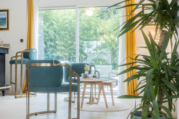 À Biarritz, à seulement quelques minutes des commerces, de la gare et de l'accès à l'autoroute, découvrez cette superbe villa entièrement rénovée avec des matériaux de grande qualité, où chaque détail a été pensé pour offrir confort, élégance et fonctionnalité.
Dès l'entrée, les volumes généreux et la luminosité séduisent immédiatement. Le rez-de-chaussée s'organise autour d'un vaste séjour traversant, baigné de lumière, ouvrant d'un côté sur une agréable terrasse agrémentée d'un jacuzzi et, de l'autre, sur un magnifique jardin préservé des regards.
La cuisine, aménagée et équipée, communique harmonieusement avec la pièce de vie. Ce niveau comprend également un cellier, des toilettes indépendantes ainsi qu'une somptueuse suite parentale disposant d'un vaste dressing et d'une salle d’eau avec toilettes.
À l'étage, l'espace nuit accueille un autre salon,  quatre belles chambres, deux bénéficient d'une salle d'eau et toilettes, les deux autres d’une salle de bain complète avec douche et baignoire et un toilette indépendant .
Vous y trouverez également une salle de sport, offrant un confort idéal pour une famille ou pour recevoir.
À l'extérieur, vous trouverez d'un côté de la maison une splendide terrasse avec jacuzzi et de l'autre côté un jardin à l'abri des regards. 
Piscinable, il offre un beau potentiel d'aménagement. 
Un abri de jardin et une place de stationnement privative complètent les prestations de cette propriété.
Les atouts :
* Excellente performance énergétique (DPE A) .`
* Climatisation gainable invisible  offrant un confort thermique homogène 
* Rénovation complète avec des matériaux de qualité.
* Menuiseries en aluminium à double vitrage.
* Splendide Jaccuzzi 
* Environnement à proximité immédiate des commerces et commodités, de la gare de Biarritz  et de l'accès à l'autoroute (moins de 5 minutes).

Une propriété rare sur le marché, alliant prestations contemporaines, confort de vie et emplacement stratégique aux portes du centre de Biarritz.
Je suis à votre entière disposition pour de plus amples informations et vous faire découvrir cette splendide propriété .