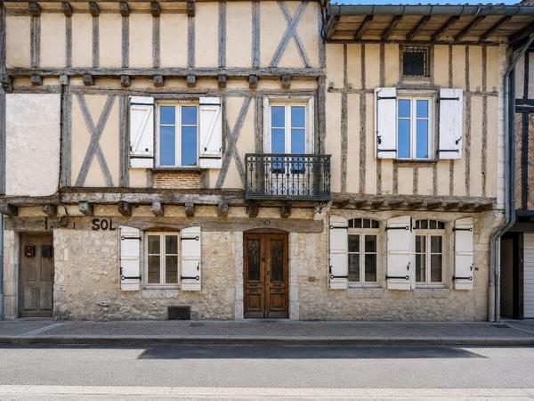 Maison de caractère avec éléments médiévaux – 241 m² – 6 chambres – Cour et terrasse – Centre historique