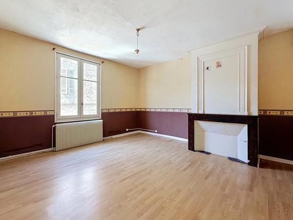 Maison de caractère avec éléments médiévaux – 241 m² – 6 chambres – Cour et terrasse – Centre historique