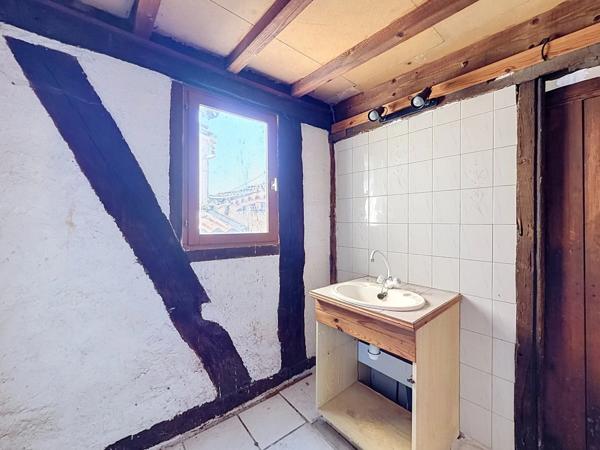Maison de caractère avec éléments médiévaux – 241 m² – 6 chambres – Cour et terrasse – Centre historique