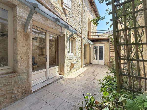 Maison de caractère avec éléments médiévaux – 241 m² – 6 chambres – Cour et terrasse – Centre historique