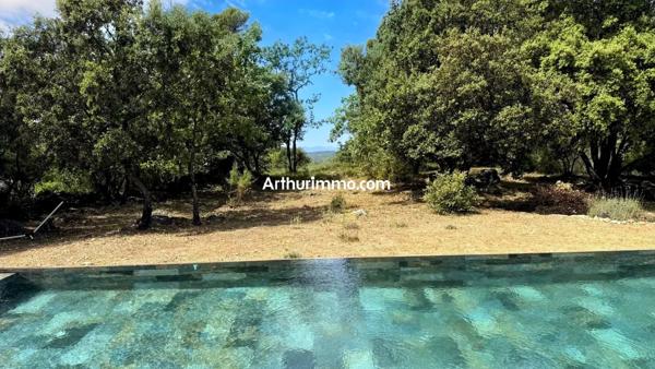 Vente                                                      Villa
                        
                     5 pièces                      225 m2                     à Flayosc