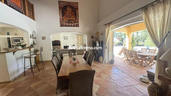 Vente                                                      Villa
                        
                     5 pièces                      225 m2                     à Flayosc