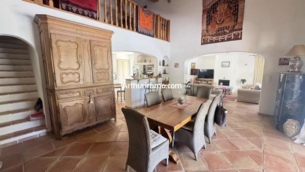 Vente                                                      Villa
                        
                     5 pièces                      225 m2                     à Flayosc
