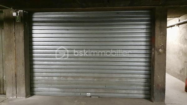 GRENOBLE (13 avenue Rhin et Danube): Grand garage de 24m2 environ, avec électricité et porte motorisée situé au sous sol d'une copropriété sécurisée.

Charges: 23€/mois (entretien des communs, fonds de travaux Alur et électricité)

Contactez-moi sans attendre!