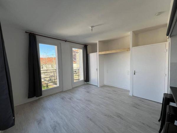 REF 12374 - 11 RUE DE VALENCIENNES - F1 AU 1ER ETAGE