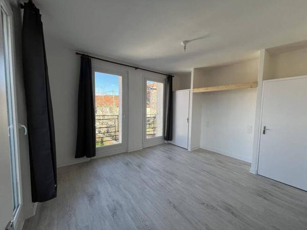 REF 12374 - 11 RUE DE VALENCIENNES - F1 AU 1ER ETAGE