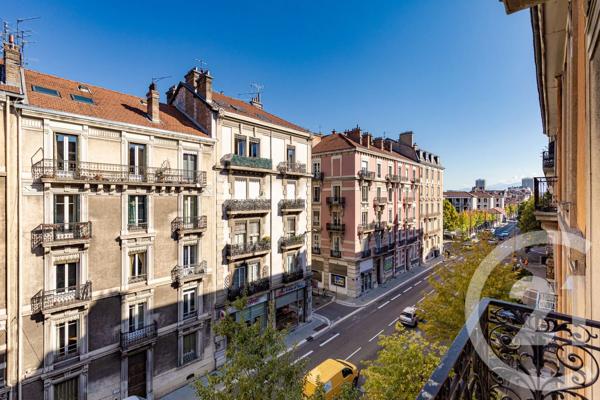 Appartement F2 à vendre  2 pièces - 61 m 2   GRENOBLE  - 38