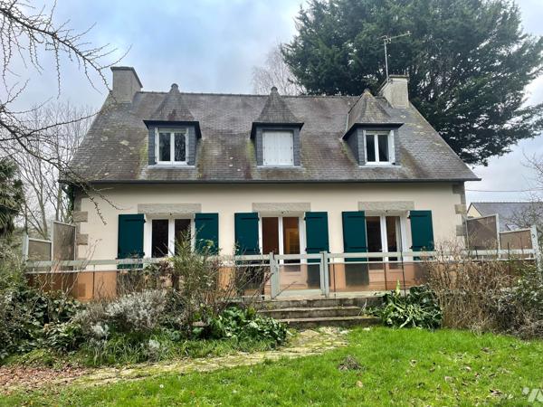 Grande maison traditionnelle sous ardoises naturelle, élevée sur sous-sol avec terrain consructible.