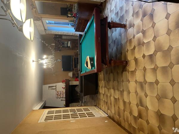 Grande maison traditionnelle sous ardoises naturelle, élevée sur sous-sol avec terrain consructible.