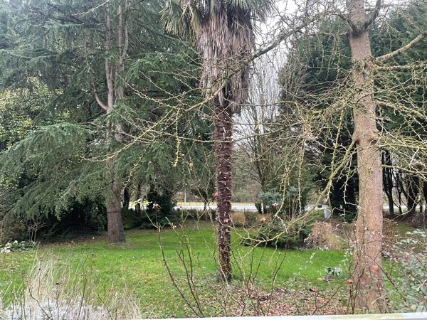 Grande maison traditionnelle sous ardoises naturelle, élevée sur sous-sol avec terrain consructible.