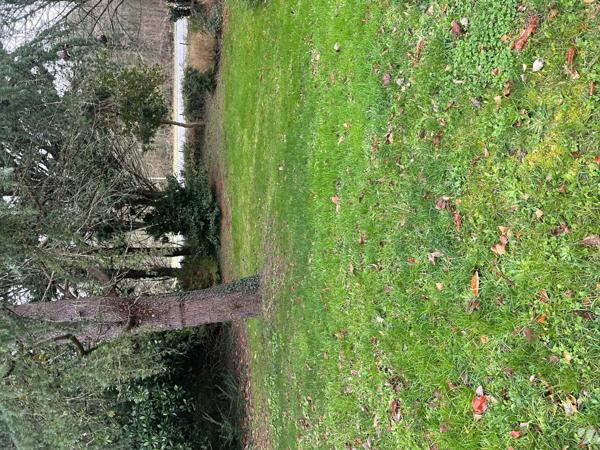 Grande maison traditionnelle sous ardoises naturelle, élevée sur sous-sol avec terrain consructible.