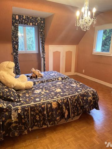 Grande maison traditionnelle sous ardoises naturelle, élevée sur sous-sol avec terrain consructible.