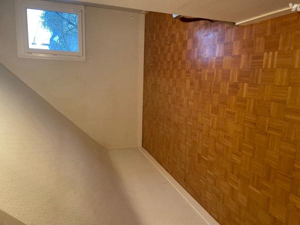 Grande maison traditionnelle sous ardoises naturelle, élevée sur sous-sol avec terrain consructible.