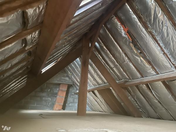 Grande maison traditionnelle sous ardoises naturelle, élevée sur sous-sol avec terrain consructible.