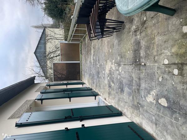 Grande maison traditionnelle sous ardoises naturelle, élevée sur sous-sol avec terrain consructible.