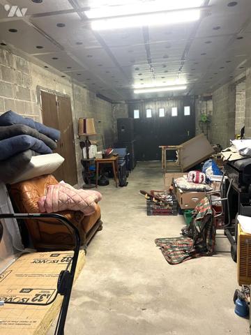 Grande maison traditionnelle sous ardoises naturelle, élevée sur sous-sol avec terrain consructible.