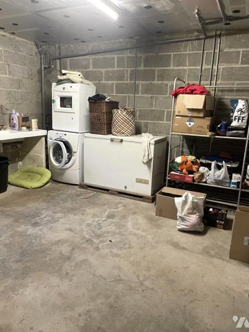 Grande maison traditionnelle sous ardoises naturelle, élevée sur sous-sol avec terrain consructible.