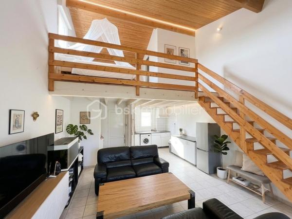 Découvrez cette charmante maison de ville en duplex de type T2 d'une surface habitable de 50,48 m2 (Loi Carrez) pour 52,67 m² au sol, située idéalement à Blagnac.
Ce bien offre le compromis parfait entre le confort d'un appartement et l'indépendance d'une maison individuelle grâce à son extérieur privatif et l'absence de voisins au-dessus. 
Opportunité d'achat "libre" à court terme : Bien que le bail actuel court officiellement jusqu'au 25/02/2028, la locataire en place recherche activement un nouveau logement. Le bien pourra ainsi être libéré et disponible bien avant l'échéance contractuelle pour un projet de résidence principale.
AGENCEMENT INTÉRIEUR & EXTÉRIEUR
PRESTATIONS & PARKINGS
Chauffage : Individuel au gaz.
Parkings : Comprend deux places privatives (une place couverte et une place aérienne).
Surface Carrez : 50,48 m²
Surface au sol : 52,67 m²
Rez-de-chaussée :
Pièce de vie lumineuse (env. 33 m²) : Un grand séjour avec cuisine ouverte bénéficiant d'une superbe hauteur sous plafond offrant un beau volume et beaucoup de cachet.
WC indépendant au rez-de-chaussée.

Jardin privatif : Un espace extérieur clos très recherché sur le secteur pour profiter des beaux jours.

À l'Étage
Chambre (14 m²) : Une grande chambre confortable équipée
d'un placard intégré fonctionnel.
Salle de bain (4,60 m²) : Une salle de bain comprenant une baignoire.

CADRE DE VIE & TRANSPORTS
Transports : Accès rapide à la ligne de Tram  11 minutes.
T1 (liaison rapide vers Toulouse centre et l'aéroport) ainsi qu'aux lignes de bus et axes routiers majeurs.
Commerces : À proximité immédiate des commerces, du marché de plein vent et du centre commercial E.Leclerc Blagnac ou Lidl.