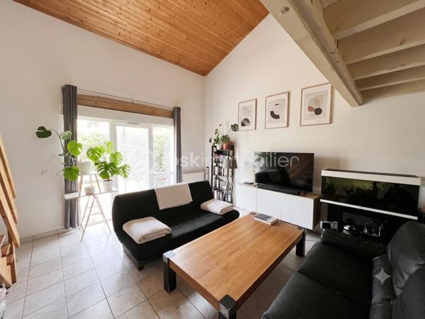 Découvrez cette charmante maison de ville en duplex de type T2 d'une surface habitable de 50,48 m2 (Loi Carrez) pour 52,67 m² au sol, située idéalement à Blagnac.
Ce bien offre le compromis parfait entre le confort d'un appartement et l'indépendance d'une maison individuelle grâce à son extérieur privatif et l'absence de voisins au-dessus. 
Opportunité d'achat "libre" à court terme : Bien que le bail actuel court officiellement jusqu'au 25/02/2028, la locataire en place recherche activement un nouveau logement. Le bien pourra ainsi être libéré et disponible bien avant l'échéance contractuelle pour un projet de résidence principale.
AGENCEMENT INTÉRIEUR & EXTÉRIEUR
PRESTATIONS & PARKINGS
Chauffage : Individuel au gaz.
Parkings : Comprend deux places privatives (une place couverte et une place aérienne).
Surface Carrez : 50,48 m²
Surface au sol : 52,67 m²
Rez-de-chaussée :
Pièce de vie lumineuse (env. 33 m²) : Un grand séjour avec cuisine ouverte bénéficiant d'une superbe hauteur sous plafond offrant un beau volume et beaucoup de cachet.
WC indépendant au rez-de-chaussée.

Jardin privatif : Un espace extérieur clos très recherché sur le secteur pour profiter des beaux jours.

À l'Étage
Chambre (14 m²) : Une grande chambre confortable équipée
d'un placard intégré fonctionnel.
Salle de bain (4,60 m²) : Une salle de bain comprenant une baignoire.

CADRE DE VIE & TRANSPORTS
Transports : Accès rapide à la ligne de Tram  11 minutes.
T1 (liaison rapide vers Toulouse centre et l'aéroport) ainsi qu'aux lignes de bus et axes routiers majeurs.
Commerces : À proximité immédiate des commerces, du marché de plein vent et du centre commercial E.Leclerc Blagnac ou Lidl.