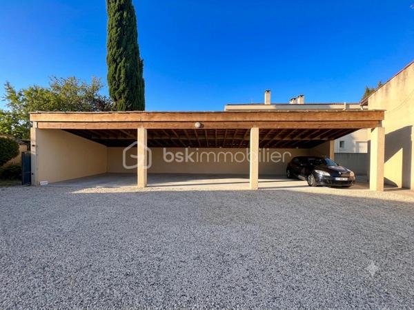 Découvrez cette charmante maison de ville en duplex de type T2 d'une surface habitable de 50,48 m2 (Loi Carrez) pour 52,67 m² au sol, située idéalement à Blagnac.
Ce bien offre le compromis parfait entre le confort d'un appartement et l'indépendance d'une maison individuelle grâce à son extérieur privatif et l'absence de voisins au-dessus. 
Opportunité d'achat "libre" à court terme : Bien que le bail actuel court officiellement jusqu'au 25/02/2028, la locataire en place recherche activement un nouveau logement. Le bien pourra ainsi être libéré et disponible bien avant l'échéance contractuelle pour un projet de résidence principale.
AGENCEMENT INTÉRIEUR & EXTÉRIEUR
PRESTATIONS & PARKINGS
Chauffage : Individuel au gaz.
Parkings : Comprend deux places privatives (une place couverte et une place aérienne).
Surface Carrez : 50,48 m²
Surface au sol : 52,67 m²
Rez-de-chaussée :
Pièce de vie lumineuse (env. 33 m²) : Un grand séjour avec cuisine ouverte bénéficiant d'une superbe hauteur sous plafond offrant un beau volume et beaucoup de cachet.
WC indépendant au rez-de-chaussée.

Jardin privatif : Un espace extérieur clos très recherché sur le secteur pour profiter des beaux jours.

À l'Étage
Chambre (14 m²) : Une grande chambre confortable équipée
d'un placard intégré fonctionnel.
Salle de bain (4,60 m²) : Une salle de bain comprenant une baignoire.

CADRE DE VIE & TRANSPORTS
Transports : Accès rapide à la ligne de Tram  11 minutes.
T1 (liaison rapide vers Toulouse centre et l'aéroport) ainsi qu'aux lignes de bus et axes routiers majeurs.
Commerces : À proximité immédiate des commerces, du marché de plein vent et du centre commercial E.Leclerc Blagnac ou Lidl.