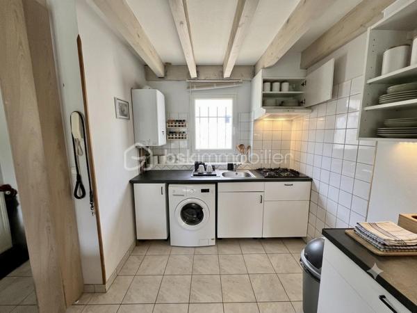 Découvrez cette charmante maison de ville en duplex de type T2 d'une surface habitable de 50,48 m2 (Loi Carrez) pour 52,67 m² au sol, située idéalement à Blagnac.
Ce bien offre le compromis parfait entre le confort d'un appartement et l'indépendance d'une maison individuelle grâce à son extérieur privatif et l'absence de voisins au-dessus. 
Opportunité d'achat "libre" à court terme : Bien que le bail actuel court officiellement jusqu'au 25/02/2028, la locataire en place recherche activement un nouveau logement. Le bien pourra ainsi être libéré et disponible bien avant l'échéance contractuelle pour un projet de résidence principale.
AGENCEMENT INTÉRIEUR & EXTÉRIEUR
PRESTATIONS & PARKINGS
Chauffage : Individuel au gaz.
Parkings : Comprend deux places privatives (une place couverte et une place aérienne).
Surface Carrez : 50,48 m²
Surface au sol : 52,67 m²
Rez-de-chaussée :
Pièce de vie lumineuse (env. 33 m²) : Un grand séjour avec cuisine ouverte bénéficiant d'une superbe hauteur sous plafond offrant un beau volume et beaucoup de cachet.
WC indépendant au rez-de-chaussée.

Jardin privatif : Un espace extérieur clos très recherché sur le secteur pour profiter des beaux jours.

À l'Étage
Chambre (14 m²) : Une grande chambre confortable équipée
d'un placard intégré fonctionnel.
Salle de bain (4,60 m²) : Une salle de bain comprenant une baignoire.

CADRE DE VIE & TRANSPORTS
Transports : Accès rapide à la ligne de Tram  11 minutes.
T1 (liaison rapide vers Toulouse centre et l'aéroport) ainsi qu'aux lignes de bus et axes routiers majeurs.
Commerces : À proximité immédiate des commerces, du marché de plein vent et du centre commercial E.Leclerc Blagnac ou Lidl.