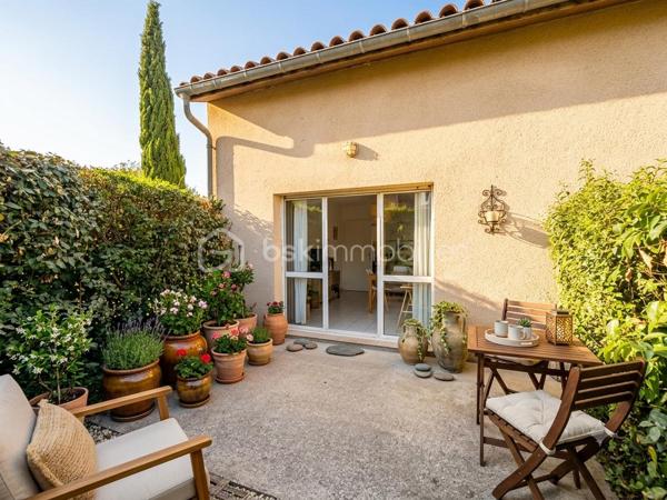 Découvrez cette charmante maison de ville en duplex de type T2 d'une surface habitable de 50,48 m2 (Loi Carrez) pour 52,67 m² au sol, située idéalement à Blagnac.
Ce bien offre le compromis parfait entre le confort d'un appartement et l'indépendance d'une maison individuelle grâce à son extérieur privatif et l'absence de voisins au-dessus. 
Opportunité d'achat "libre" à court terme : Bien que le bail actuel court officiellement jusqu'au 25/02/2028, la locataire en place recherche activement un nouveau logement. Le bien pourra ainsi être libéré et disponible bien avant l'échéance contractuelle pour un projet de résidence principale.
AGENCEMENT INTÉRIEUR & EXTÉRIEUR
PRESTATIONS & PARKINGS
Chauffage : Individuel au gaz.
Parkings : Comprend deux places privatives (une place couverte et une place aérienne).
Surface Carrez : 50,48 m²
Surface au sol : 52,67 m²
Rez-de-chaussée :
Pièce de vie lumineuse (env. 33 m²) : Un grand séjour avec cuisine ouverte bénéficiant d'une superbe hauteur sous plafond offrant un beau volume et beaucoup de cachet.
WC indépendant au rez-de-chaussée.

Jardin privatif : Un espace extérieur clos très recherché sur le secteur pour profiter des beaux jours.

À l'Étage
Chambre (14 m²) : Une grande chambre confortable équipée
d'un placard intégré fonctionnel.
Salle de bain (4,60 m²) : Une salle de bain comprenant une baignoire.

CADRE DE VIE & TRANSPORTS
Transports : Accès rapide à la ligne de Tram  11 minutes.
T1 (liaison rapide vers Toulouse centre et l'aéroport) ainsi qu'aux lignes de bus et axes routiers majeurs.
Commerces : À proximité immédiate des commerces, du marché de plein vent et du centre commercial E.Leclerc Blagnac ou Lidl.