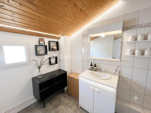 Découvrez cette charmante maison de ville en duplex de type T2 d'une surface habitable de 50,48 m2 (Loi Carrez) pour 52,67 m² au sol, située idéalement à Blagnac.
Ce bien offre le compromis parfait entre le confort d'un appartement et l'indépendance d'une maison individuelle grâce à son extérieur privatif et l'absence de voisins au-dessus. 
Opportunité d'achat "libre" à court terme : Bien que le bail actuel court officiellement jusqu'au 25/02/2028, la locataire en place recherche activement un nouveau logement. Le bien pourra ainsi être libéré et disponible bien avant l'échéance contractuelle pour un projet de résidence principale.
AGENCEMENT INTÉRIEUR & EXTÉRIEUR
PRESTATIONS & PARKINGS
Chauffage : Individuel au gaz.
Parkings : Comprend deux places privatives (une place couverte et une place aérienne).
Surface Carrez : 50,48 m²
Surface au sol : 52,67 m²
Rez-de-chaussée :
Pièce de vie lumineuse (env. 33 m²) : Un grand séjour avec cuisine ouverte bénéficiant d'une superbe hauteur sous plafond offrant un beau volume et beaucoup de cachet.
WC indépendant au rez-de-chaussée.

Jardin privatif : Un espace extérieur clos très recherché sur le secteur pour profiter des beaux jours.

À l'Étage
Chambre (14 m²) : Une grande chambre confortable équipée
d'un placard intégré fonctionnel.
Salle de bain (4,60 m²) : Une salle de bain comprenant une baignoire.

CADRE DE VIE & TRANSPORTS
Transports : Accès rapide à la ligne de Tram  11 minutes.
T1 (liaison rapide vers Toulouse centre et l'aéroport) ainsi qu'aux lignes de bus et axes routiers majeurs.
Commerces : À proximité immédiate des commerces, du marché de plein vent et du centre commercial E.Leclerc Blagnac ou Lidl.
