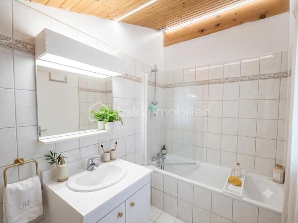 Découvrez cette charmante maison de ville en duplex de type T2 d'une surface habitable de 50,48 m2 (Loi Carrez) pour 52,67 m² au sol, située idéalement à Blagnac.
Ce bien offre le compromis parfait entre le confort d'un appartement et l'indépendance d'une maison individuelle grâce à son extérieur privatif et l'absence de voisins au-dessus. 
Opportunité d'achat "libre" à court terme : Bien que le bail actuel court officiellement jusqu'au 25/02/2028, la locataire en place recherche activement un nouveau logement. Le bien pourra ainsi être libéré et disponible bien avant l'échéance contractuelle pour un projet de résidence principale.
AGENCEMENT INTÉRIEUR & EXTÉRIEUR
PRESTATIONS & PARKINGS
Chauffage : Individuel au gaz.
Parkings : Comprend deux places privatives (une place couverte et une place aérienne).
Surface Carrez : 50,48 m²
Surface au sol : 52,67 m²
Rez-de-chaussée :
Pièce de vie lumineuse (env. 33 m²) : Un grand séjour avec cuisine ouverte bénéficiant d'une superbe hauteur sous plafond offrant un beau volume et beaucoup de cachet.
WC indépendant au rez-de-chaussée.

Jardin privatif : Un espace extérieur clos très recherché sur le secteur pour profiter des beaux jours.

À l'Étage
Chambre (14 m²) : Une grande chambre confortable équipée
d'un placard intégré fonctionnel.
Salle de bain (4,60 m²) : Une salle de bain comprenant une baignoire.

CADRE DE VIE & TRANSPORTS
Transports : Accès rapide à la ligne de Tram  11 minutes.
T1 (liaison rapide vers Toulouse centre et l'aéroport) ainsi qu'aux lignes de bus et axes routiers majeurs.
Commerces : À proximité immédiate des commerces, du marché de plein vent et du centre commercial E.Leclerc Blagnac ou Lidl.
