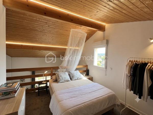 Découvrez cette charmante maison de ville en duplex de type T2 d'une surface habitable de 50,48 m2 (Loi Carrez) pour 52,67 m² au sol, située idéalement à Blagnac.
Ce bien offre le compromis parfait entre le confort d'un appartement et l'indépendance d'une maison individuelle grâce à son extérieur privatif et l'absence de voisins au-dessus. 
Opportunité d'achat "libre" à court terme : Bien que le bail actuel court officiellement jusqu'au 25/02/2028, la locataire en place recherche activement un nouveau logement. Le bien pourra ainsi être libéré et disponible bien avant l'échéance contractuelle pour un projet de résidence principale.
AGENCEMENT INTÉRIEUR & EXTÉRIEUR
PRESTATIONS & PARKINGS
Chauffage : Individuel au gaz.
Parkings : Comprend deux places privatives (une place couverte et une place aérienne).
Surface Carrez : 50,48 m²
Surface au sol : 52,67 m²
Rez-de-chaussée :
Pièce de vie lumineuse (env. 33 m²) : Un grand séjour avec cuisine ouverte bénéficiant d'une superbe hauteur sous plafond offrant un beau volume et beaucoup de cachet.
WC indépendant au rez-de-chaussée.

Jardin privatif : Un espace extérieur clos très recherché sur le secteur pour profiter des beaux jours.

À l'Étage
Chambre (14 m²) : Une grande chambre confortable équipée
d'un placard intégré fonctionnel.
Salle de bain (4,60 m²) : Une salle de bain comprenant une baignoire.

CADRE DE VIE & TRANSPORTS
Transports : Accès rapide à la ligne de Tram  11 minutes.
T1 (liaison rapide vers Toulouse centre et l'aéroport) ainsi qu'aux lignes de bus et axes routiers majeurs.
Commerces : À proximité immédiate des commerces, du marché de plein vent et du centre commercial E.Leclerc Blagnac ou Lidl.
