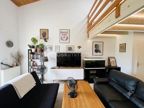 Découvrez cette charmante maison de ville en duplex de type T2 d'une surface habitable de 50,48 m2 (Loi Carrez) pour 52,67 m² au sol, située idéalement à Blagnac.
Ce bien offre le compromis parfait entre le confort d'un appartement et l'indépendance d'une maison individuelle grâce à son extérieur privatif et l'absence de voisins au-dessus. 
Opportunité d'achat "libre" à court terme : Bien que le bail actuel court officiellement jusqu'au 25/02/2028, la locataire en place recherche activement un nouveau logement. Le bien pourra ainsi être libéré et disponible bien avant l'échéance contractuelle pour un projet de résidence principale.
AGENCEMENT INTÉRIEUR & EXTÉRIEUR
PRESTATIONS & PARKINGS
Chauffage : Individuel au gaz.
Parkings : Comprend deux places privatives (une place couverte et une place aérienne).
Surface Carrez : 50,48 m²
Surface au sol : 52,67 m²
Rez-de-chaussée :
Pièce de vie lumineuse (env. 33 m²) : Un grand séjour avec cuisine ouverte bénéficiant d'une superbe hauteur sous plafond offrant un beau volume et beaucoup de cachet.
WC indépendant au rez-de-chaussée.

Jardin privatif : Un espace extérieur clos très recherché sur le secteur pour profiter des beaux jours.

À l'Étage
Chambre (14 m²) : Une grande chambre confortable équipée
d'un placard intégré fonctionnel.
Salle de bain (4,60 m²) : Une salle de bain comprenant une baignoire.

CADRE DE VIE & TRANSPORTS
Transports : Accès rapide à la ligne de Tram  11 minutes.
T1 (liaison rapide vers Toulouse centre et l'aéroport) ainsi qu'aux lignes de bus et axes routiers majeurs.
Commerces : À proximité immédiate des commerces, du marché de plein vent et du centre commercial E.Leclerc Blagnac ou Lidl.