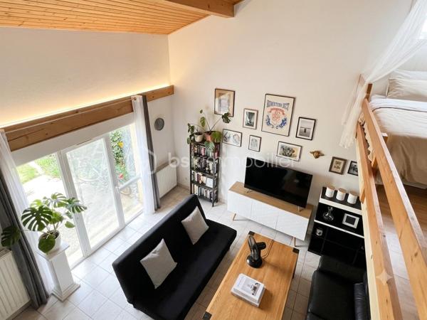 Découvrez cette charmante maison de ville en duplex de type T2 d'une surface habitable de 50,48 m2 (Loi Carrez) pour 52,67 m² au sol, située idéalement à Blagnac.
Ce bien offre le compromis parfait entre le confort d'un appartement et l'indépendance d'une maison individuelle grâce à son extérieur privatif et l'absence de voisins au-dessus. 
Opportunité d'achat "libre" à court terme : Bien que le bail actuel court officiellement jusqu'au 25/02/2028, la locataire en place recherche activement un nouveau logement. Le bien pourra ainsi être libéré et disponible bien avant l'échéance contractuelle pour un projet de résidence principale.
AGENCEMENT INTÉRIEUR & EXTÉRIEUR
PRESTATIONS & PARKINGS
Chauffage : Individuel au gaz.
Parkings : Comprend deux places privatives (une place couverte et une place aérienne).
Surface Carrez : 50,48 m²
Surface au sol : 52,67 m²
Rez-de-chaussée :
Pièce de vie lumineuse (env. 33 m²) : Un grand séjour avec cuisine ouverte bénéficiant d'une superbe hauteur sous plafond offrant un beau volume et beaucoup de cachet.
WC indépendant au rez-de-chaussée.

Jardin privatif : Un espace extérieur clos très recherché sur le secteur pour profiter des beaux jours.

À l'Étage
Chambre (14 m²) : Une grande chambre confortable équipée
d'un placard intégré fonctionnel.
Salle de bain (4,60 m²) : Une salle de bain comprenant une baignoire.

CADRE DE VIE & TRANSPORTS
Transports : Accès rapide à la ligne de Tram  11 minutes.
T1 (liaison rapide vers Toulouse centre et l'aéroport) ainsi qu'aux lignes de bus et axes routiers majeurs.
Commerces : À proximité immédiate des commerces, du marché de plein vent et du centre commercial E.Leclerc Blagnac ou Lidl.