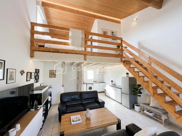 Découvrez cette charmante maison de ville en duplex de type T2 d'une surface habitable de 50,48 m2 (Loi Carrez) pour 52,67 m² au sol, située idéalement à Blagnac.
Ce bien offre le compromis parfait entre le confort d'un appartement et l'indépendance d'une maison individuelle grâce à son extérieur privatif et l'absence de voisins au-dessus. 
Opportunité d'achat "libre" à court terme : Bien que le bail actuel court officiellement jusqu'au 25/02/2028, la locataire en place recherche activement un nouveau logement. Le bien pourra ainsi être libéré et disponible bien avant l'échéance contractuelle pour un projet de résidence principale.
AGENCEMENT INTÉRIEUR & EXTÉRIEUR
PRESTATIONS & PARKINGS
Chauffage : Individuel au gaz.
Parkings : Comprend deux places privatives (une place couverte et une place aérienne).
Surface Carrez : 50,48 m²
Surface au sol : 52,67 m²
Rez-de-chaussée :
Pièce de vie lumineuse (env. 33 m²) : Un grand séjour avec cuisine ouverte bénéficiant d'une superbe hauteur sous plafond offrant un beau volume et beaucoup de cachet.
WC indépendant au rez-de-chaussée.

Jardin privatif : Un espace extérieur clos très recherché sur le secteur pour profiter des beaux jours.

À l'Étage
Chambre (14 m²) : Une grande chambre confortable équipée
d'un placard intégré fonctionnel.
Salle de bain (4,60 m²) : Une salle de bain comprenant une baignoire.

CADRE DE VIE & TRANSPORTS
Transports : Accès rapide à la ligne de Tram  11 minutes.
T1 (liaison rapide vers Toulouse centre et l'aéroport) ainsi qu'aux lignes de bus et axes routiers majeurs.
Commerces : À proximité immédiate des commerces, du marché de plein vent et du centre commercial E.Leclerc Blagnac ou Lidl.