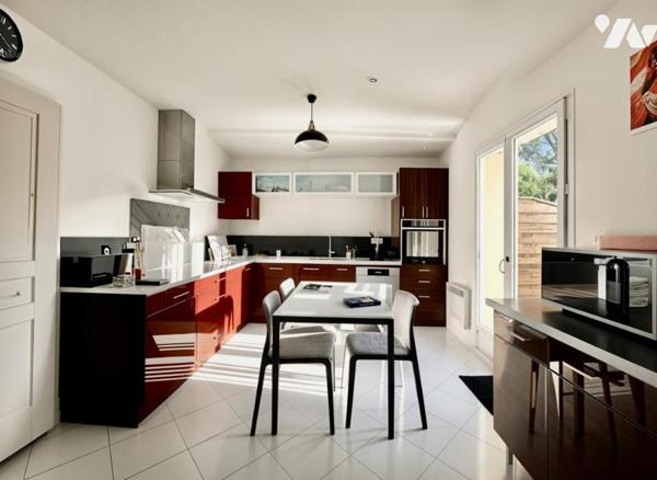 Maison de Plain-Pied Lumineuse avec 4 Chambres et Grand Jardin – Tiercé