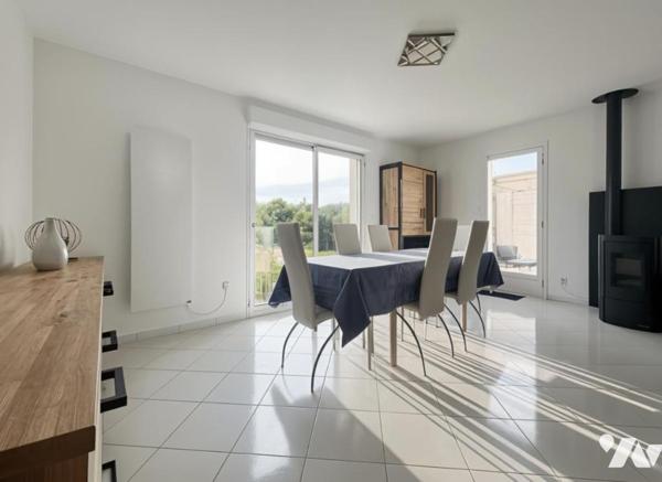 Maison de Plain-Pied Lumineuse avec 4 Chambres et Grand Jardin – Tiercé